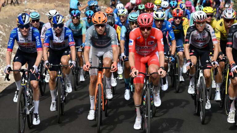 Pelotão da Vuelta a España 2026 durante uma etapa