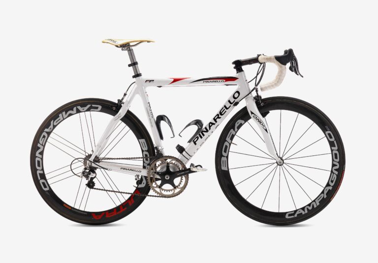 Bicicleta Pinarello equipada com componentes e rodas Campagnolo