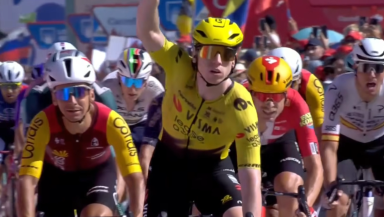 Matthew Brennan comemora a vitória no sprint da etapa 16 da Vuelta a España 2026
