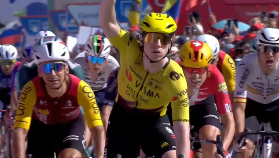 Matthew Brennan comemora a vitória no sprint da etapa 16 da Vuelta a España 2026