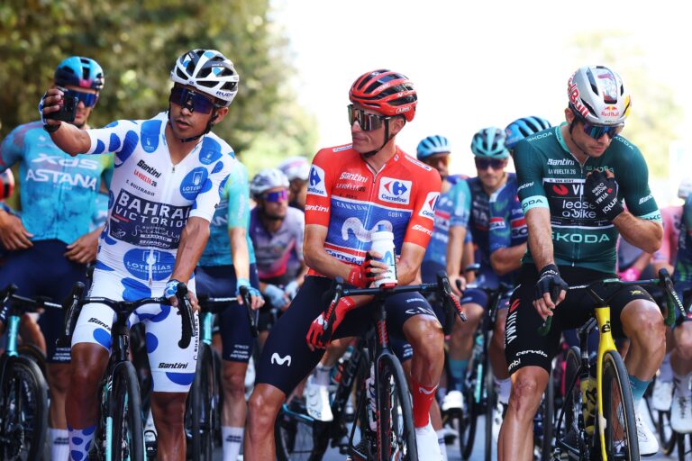 Enric Mas de vermelho lidera o pelotão na etapa 21 da Vuelta 2026 em Granada