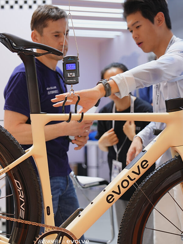 Evolve CIMA GR Sahara Nude sendo pesada em evento – 750g no quadro tamanho M