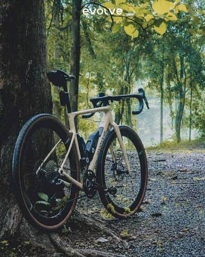Evolve CIMA GR Sahara Nude montada em ambiente de gravel – versatilidade em terrenos mistos