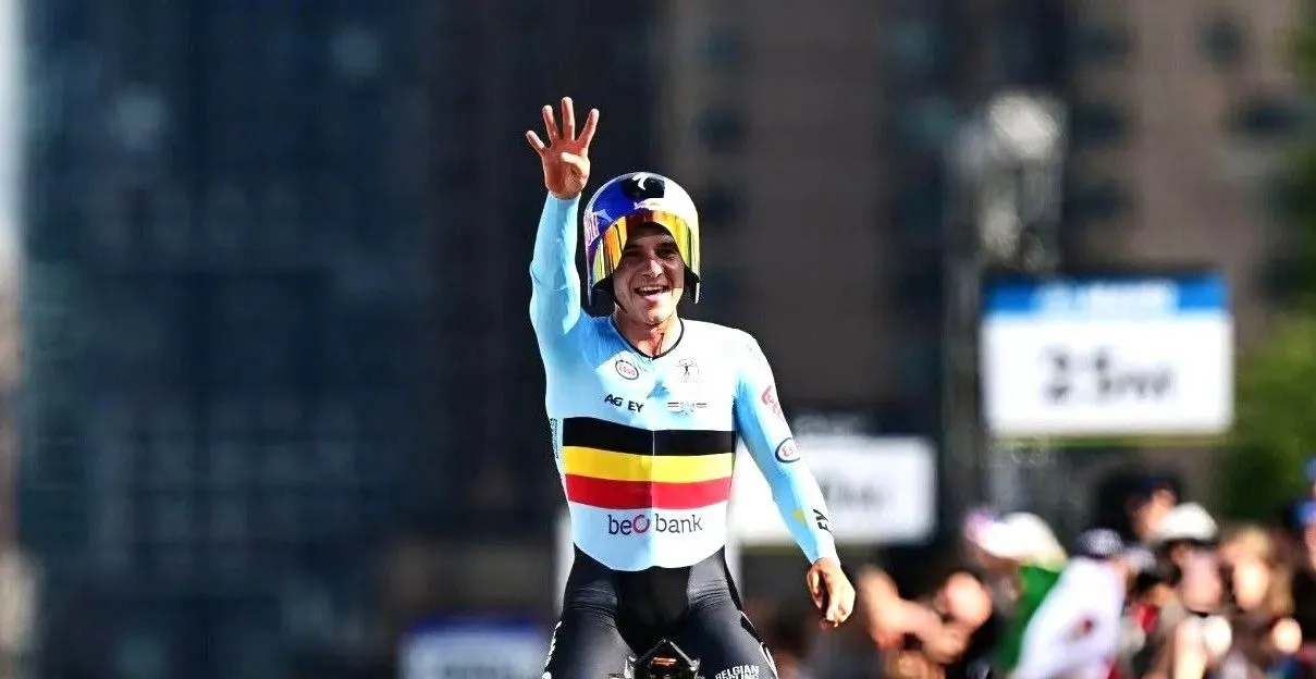 Remco Evenepoel celebra com quatro dedos o tetracampeonato mundial de contrarrelógio em Montréal 2026