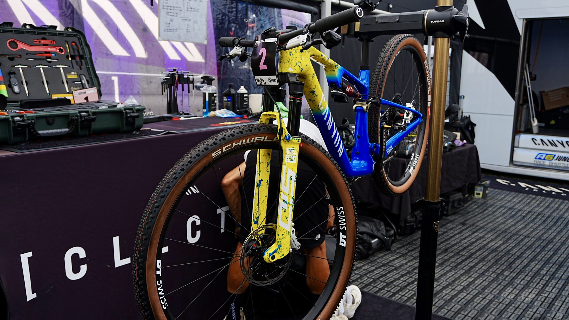 Canyon XC Racing bikes com pinturas especiais no paddock de Val di Sole 2026