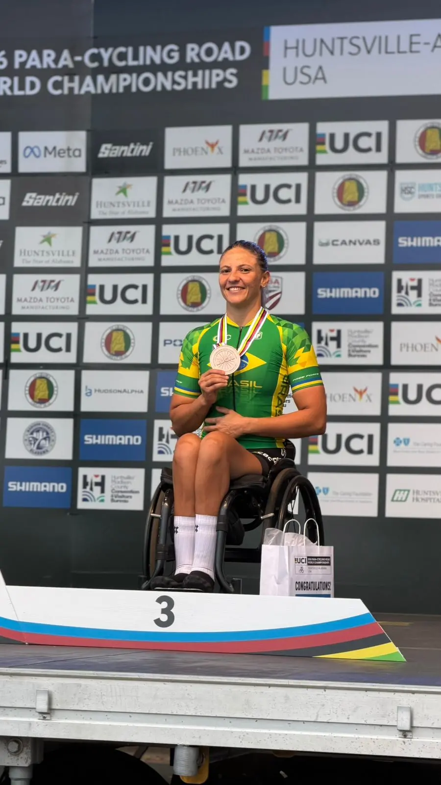 Jéssica Ferreira exibe a medalha de bronze no pódio do Mundial de Paraciclismo de Estrada 2026, em Huntsville