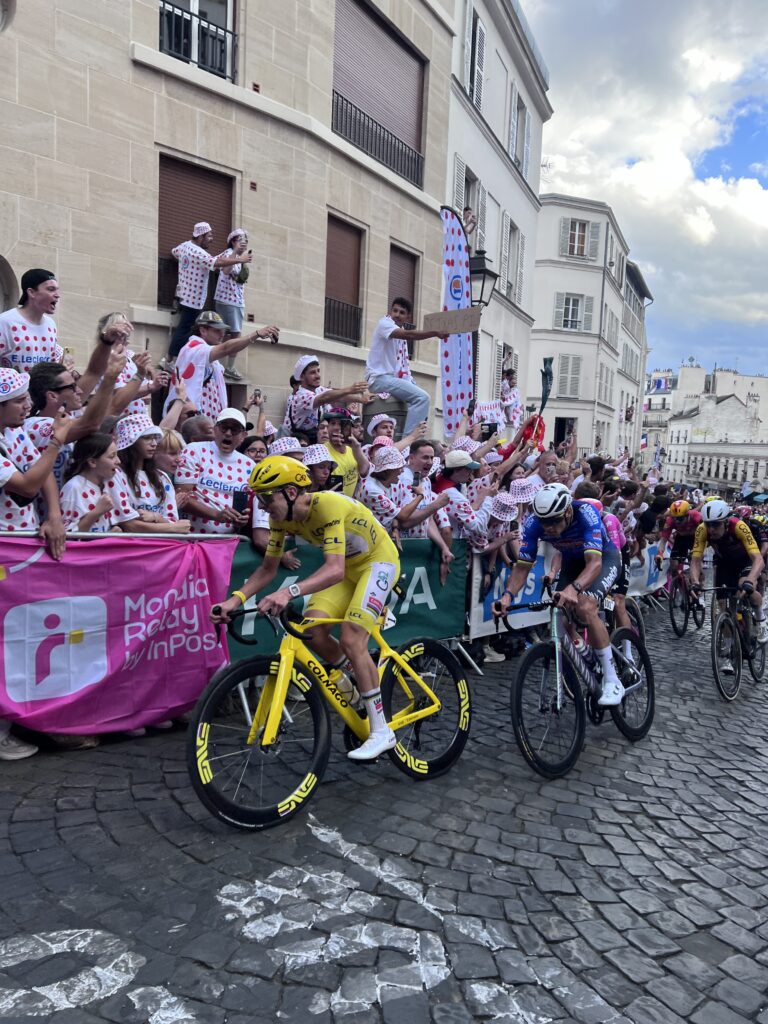 Tadej Pogačar com a camisa amarela na Etapa 21 do Tour de France 2026