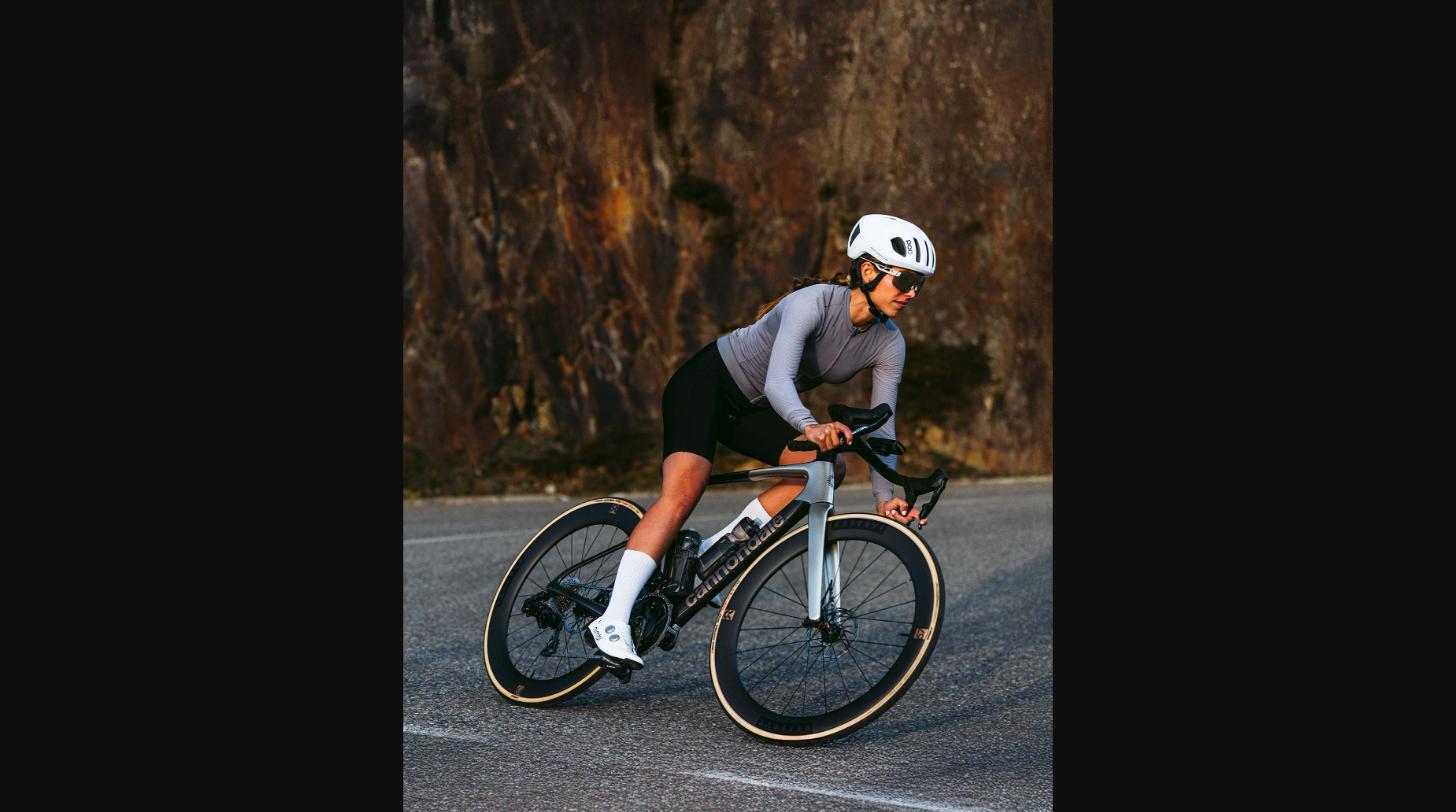 Ciclista em ação com a Cannondale SuperSix EVO Gen 5 2026