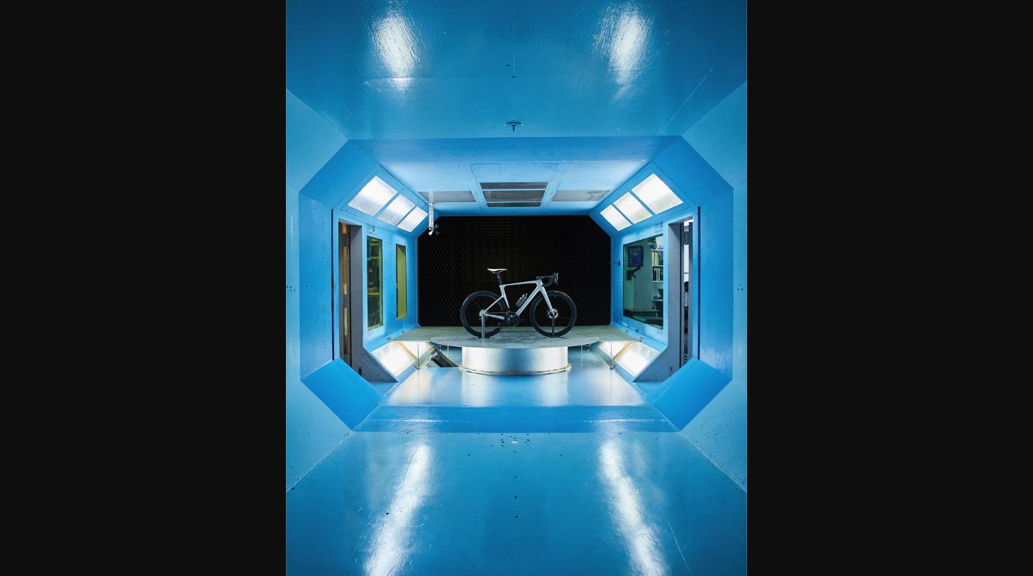 Cannondale SuperSix EVO Gen 5 em túnel de vento durante testes aerodinâmicos