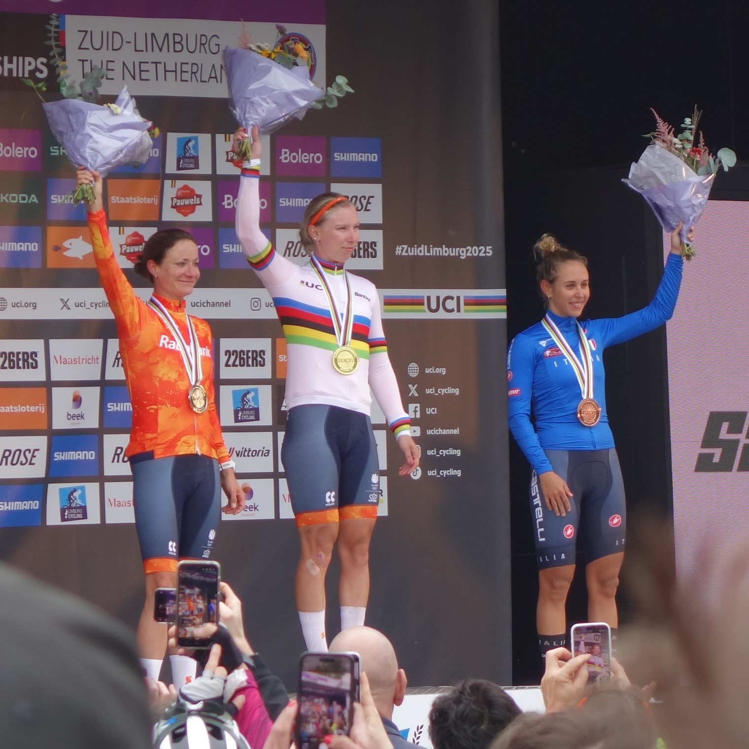 Pódio do Mundial de Gravel 2025: Lorena Wiebes (centro, campeã), Marianne Vos (esquerda, vice) e Silvia Persico (direita, bronze)