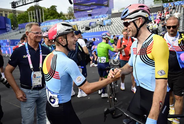 Wout van Aert e Remco Evenepoel com o uniforme da seleção belga