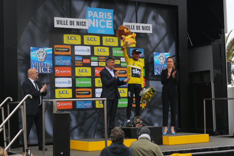 Egan Bernal comemora a vitória no Paris-Nice de 2019 usando a camisa amarela