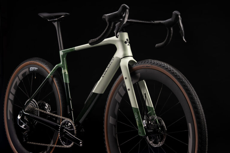 Colnago G5-X vista lateral — gravel racing italiana com clearance de 53 mm